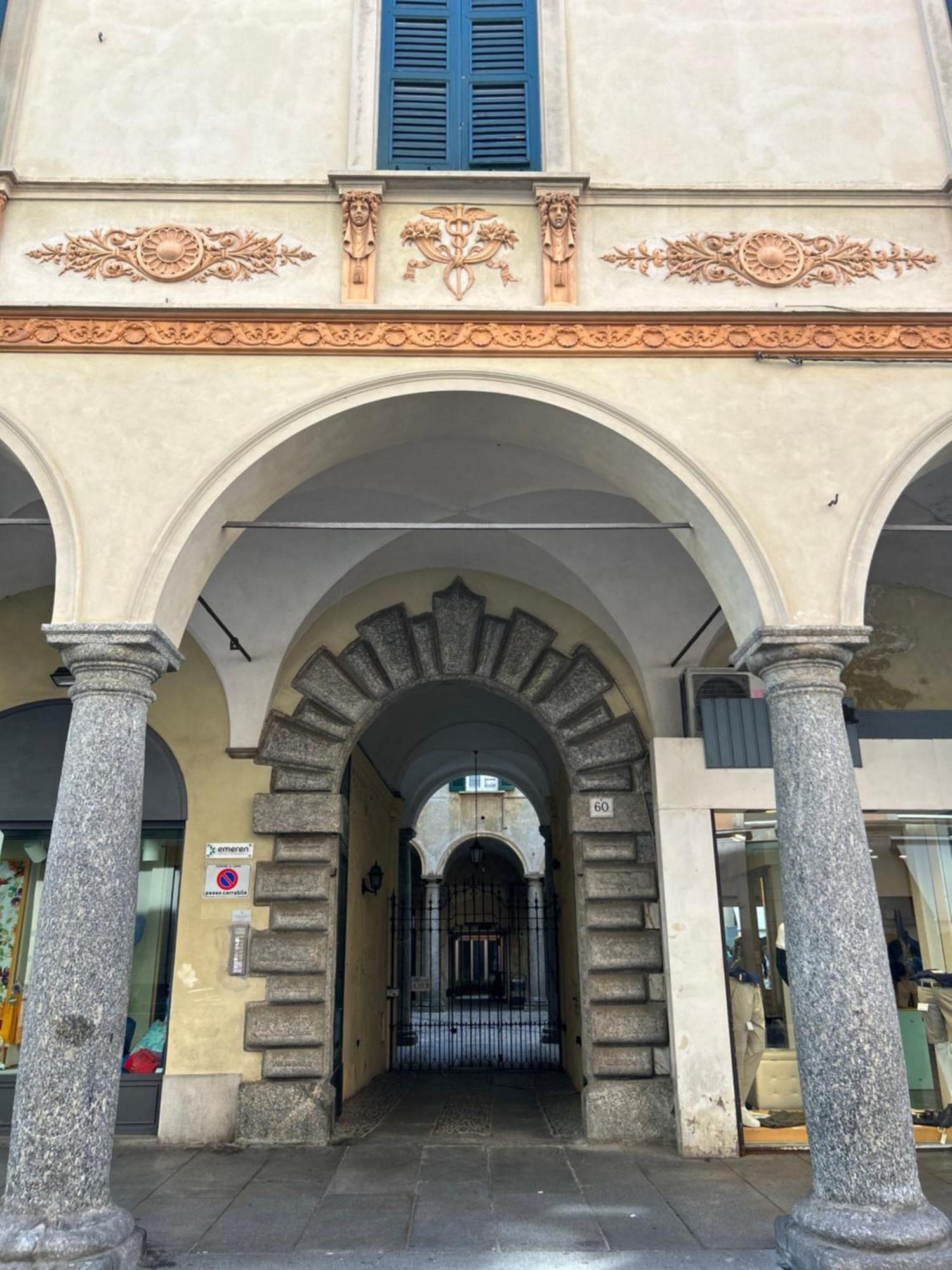 Porta Torre Como Apartment - By Relais Di Giada Luaran gambar