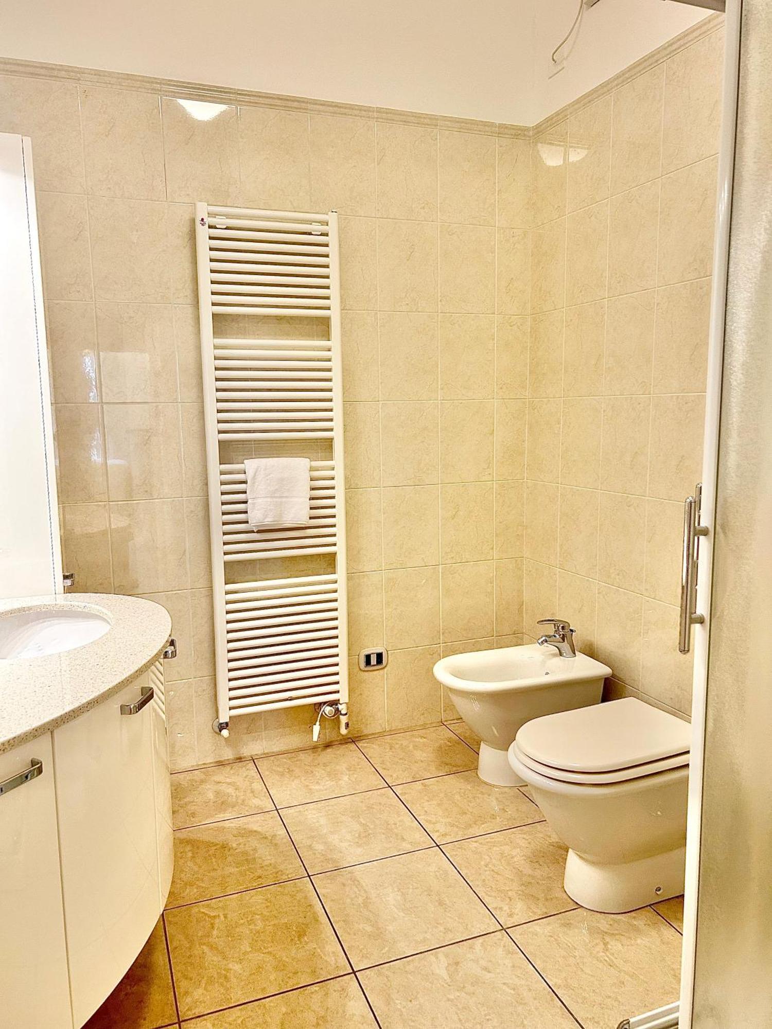 Porta Torre Como Apartment - By Relais Di Giada Luaran gambar